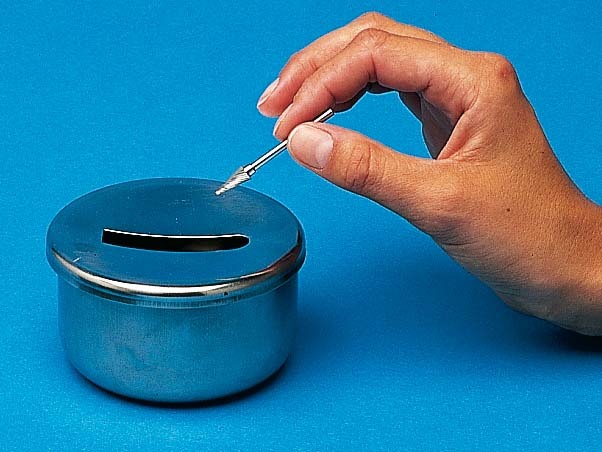 BD-Steribox Behälter für die Desinfektion, praktisch für Kleinteile wie Bohrer und Diamanten. Mit Öffnung im Deckel und herausnehmbarem Sieb zum Abspülen des Inhalts - online kaufen bei SDC-Dental