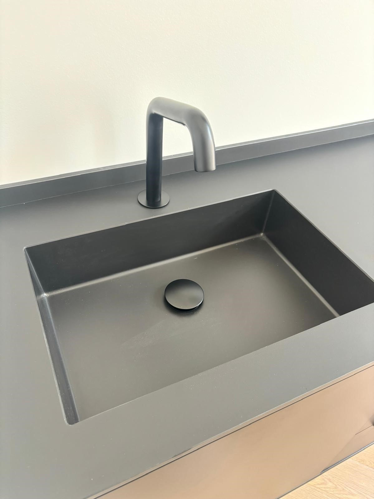 Edarredo Behandlungszeile aus hochwertigem Stahl e.03 Monocolore