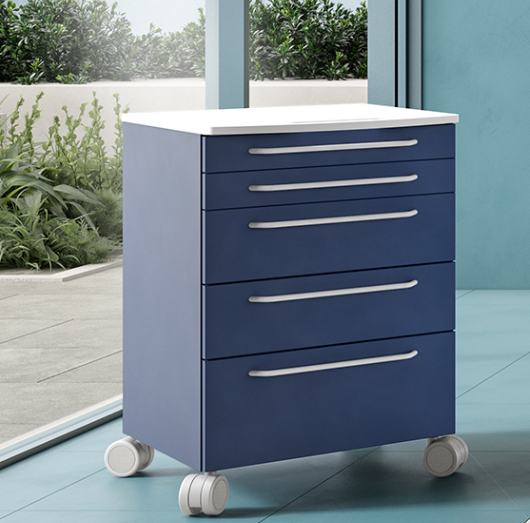 Das edarredo. Rollenmodul ist perfekt für die Praxis. Es bietet durch die Schubladenaufteilung viel Platz für Instrumente oder Verbrauchsmaterial. Hygienisch, da aus hochwertigem Stahl gefertigt.