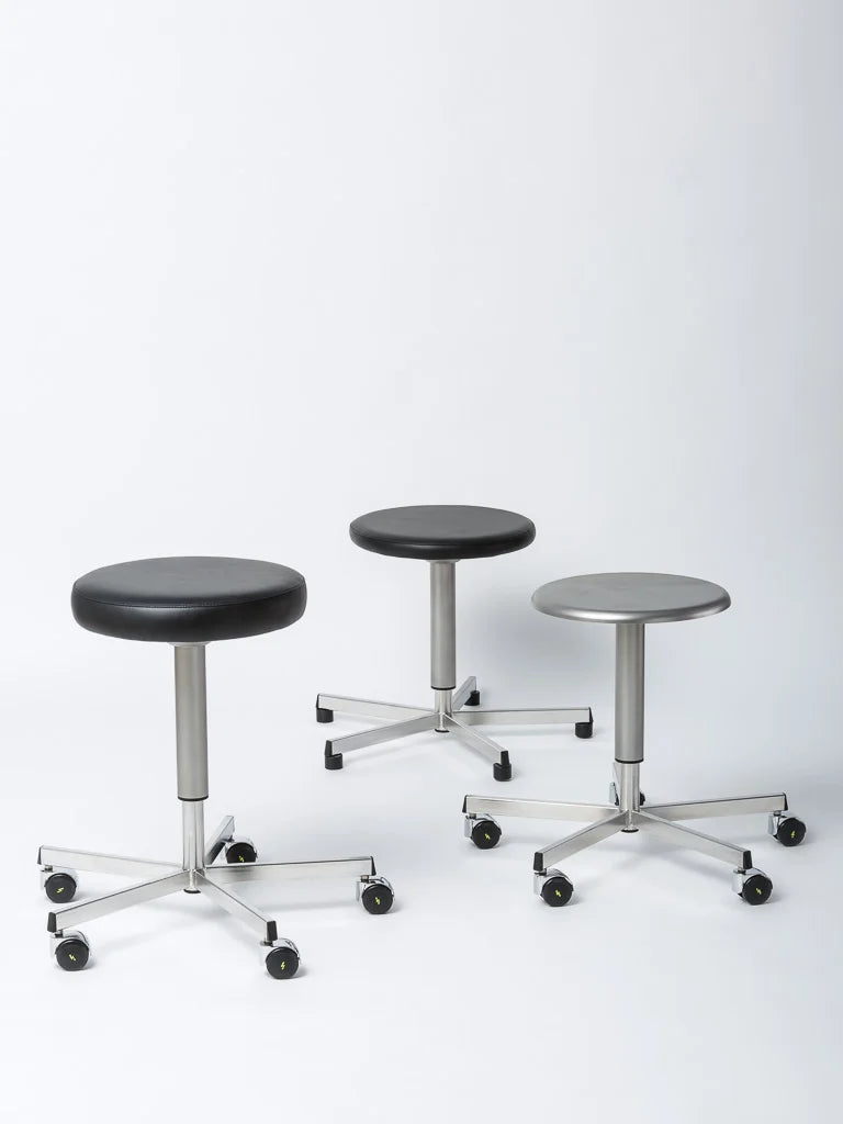 Jörg & Sohn OP Drehhocker: Kompakter und mobiler Hocker mit ergonomisch geformtem Sitz, höhenverstellbar und drehbar, geeignet für alle Bereiche, insbesondere den Operationssaal, um flexibles und komfortables Arbeiten zu ermöglichen