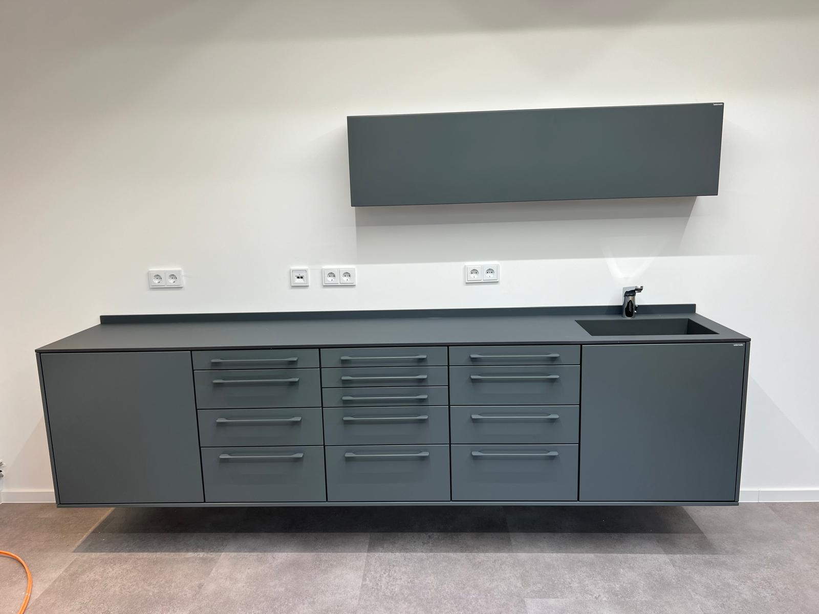 Edarredo Behandlungszeile aus hochwertigem Stahl e.03 Monocolore