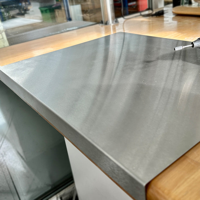REITEL Arbeitsunterlage aus Edelstahl 50 × 40 cm mit Schutzkante