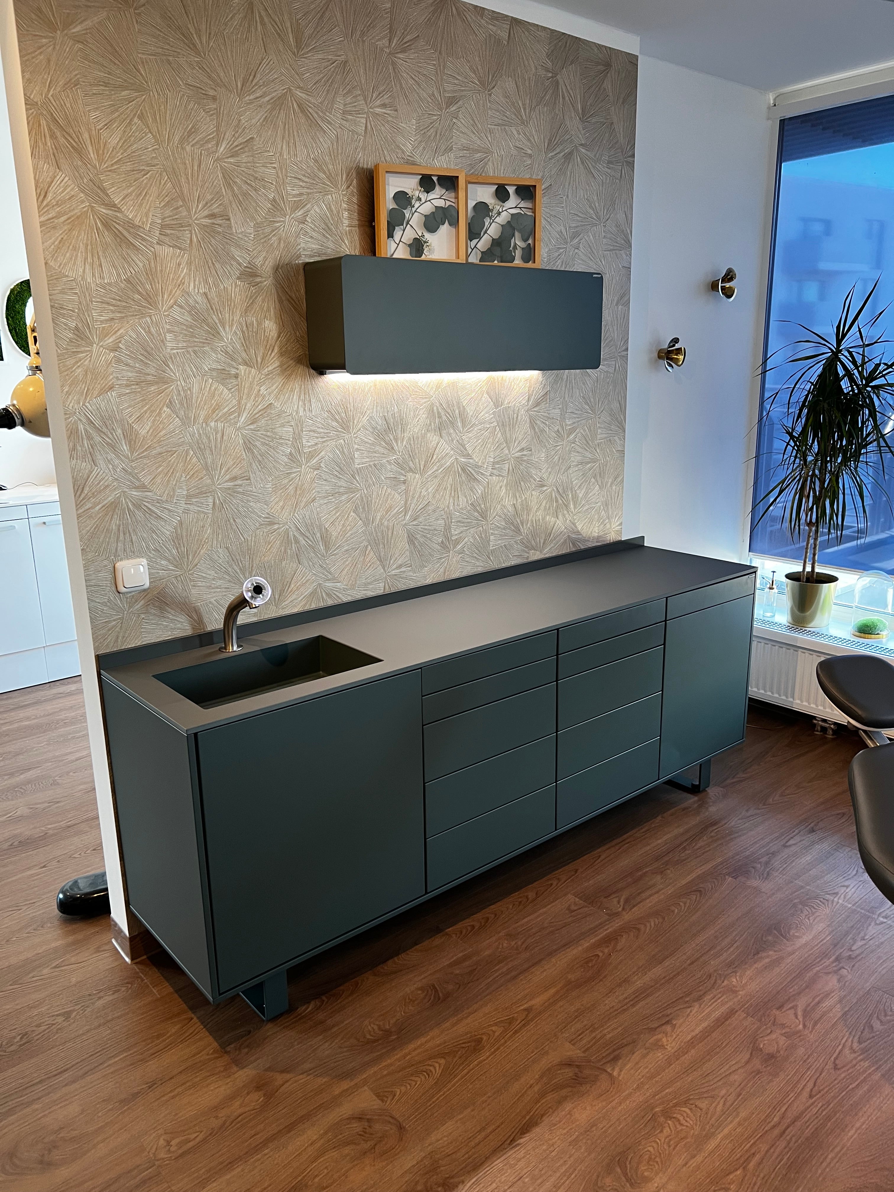 <strong>Edarredo Behandlungszeile aus hochwertigem Stahl</strong><br> e.03 einfarbig