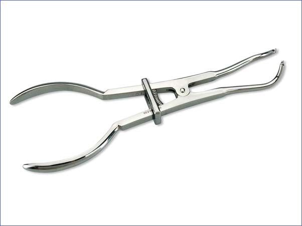Fit Kofferdam-Klammerzange von Hager & Werken, frei arretierbar und 17 cm lang. Für sicheres und kippsicheres Greifen der Klammern.