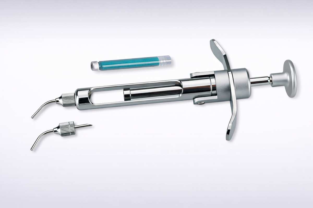 Hager & Werken Algiloid® Spritze III aus Metall inklusive zwei Ansätzen sowie passendes Hydro-Abformmaterial und Nadelset.