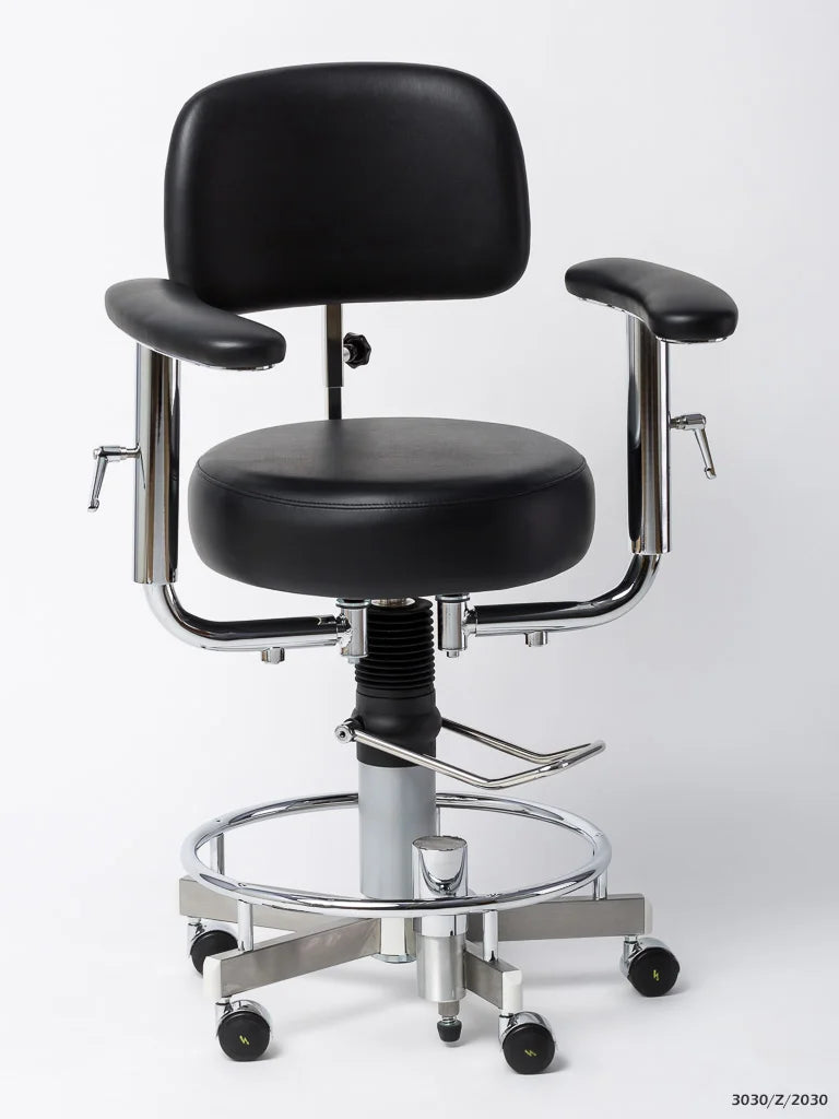Jörg & Sohn Coburg Medicalift 3030 Spezial-Arbeitsstuhl für Chirurgie und Mikrochirurgie mit ergonomischer Polsterung und präziser Höhenverstellung für langanhaltenden Komfort und Stabilität bei operativen Eingriffen.“