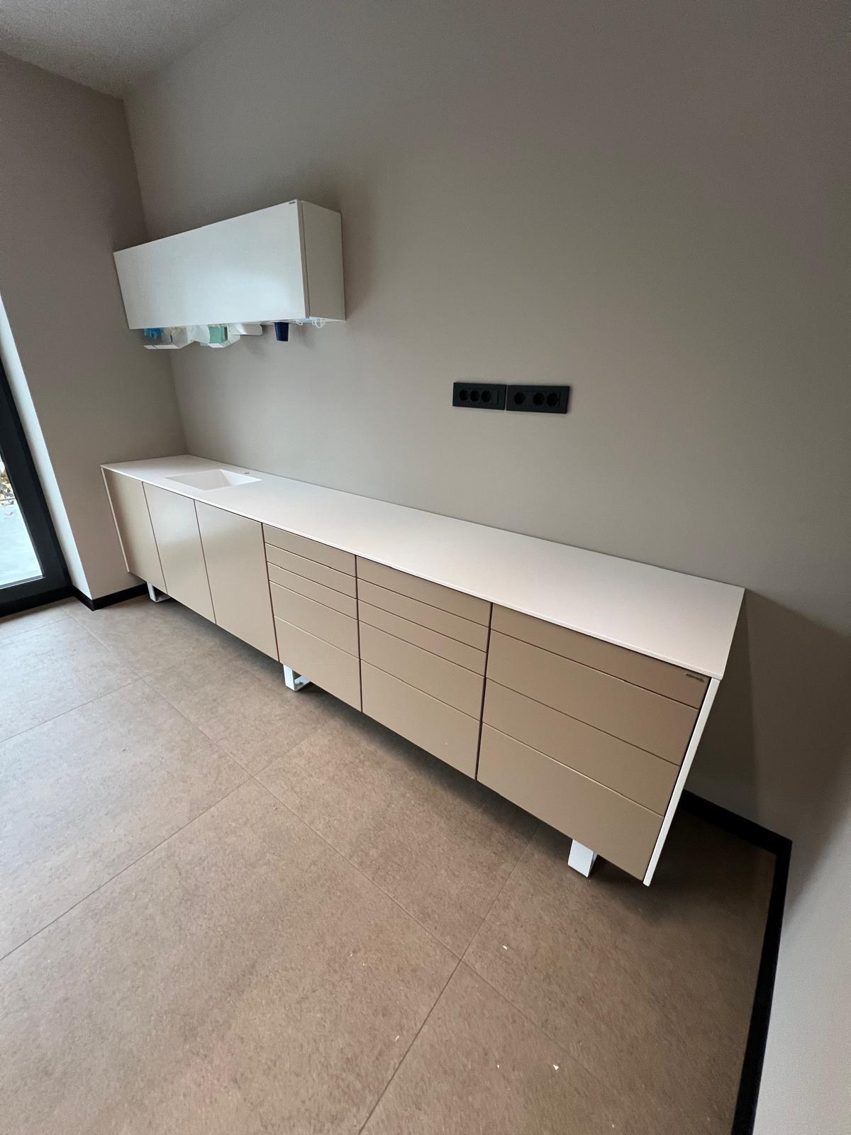 <strong>Edarredo Behandlungszeile aus hochwertigem Stahl</strong><br> e.03 individuelle Lösungen