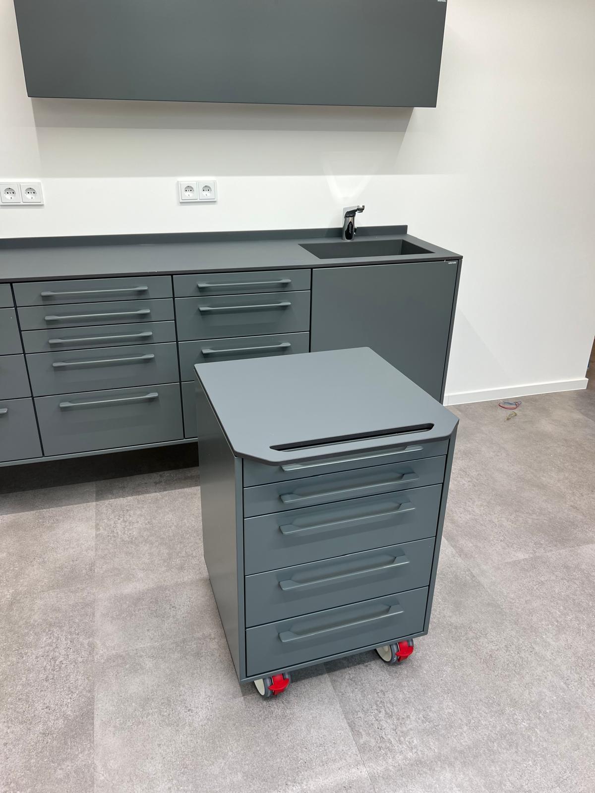 <strong>Edarredo Behandlungszeile aus hochwertigem Stahl</strong><br> e.03 einfarbig