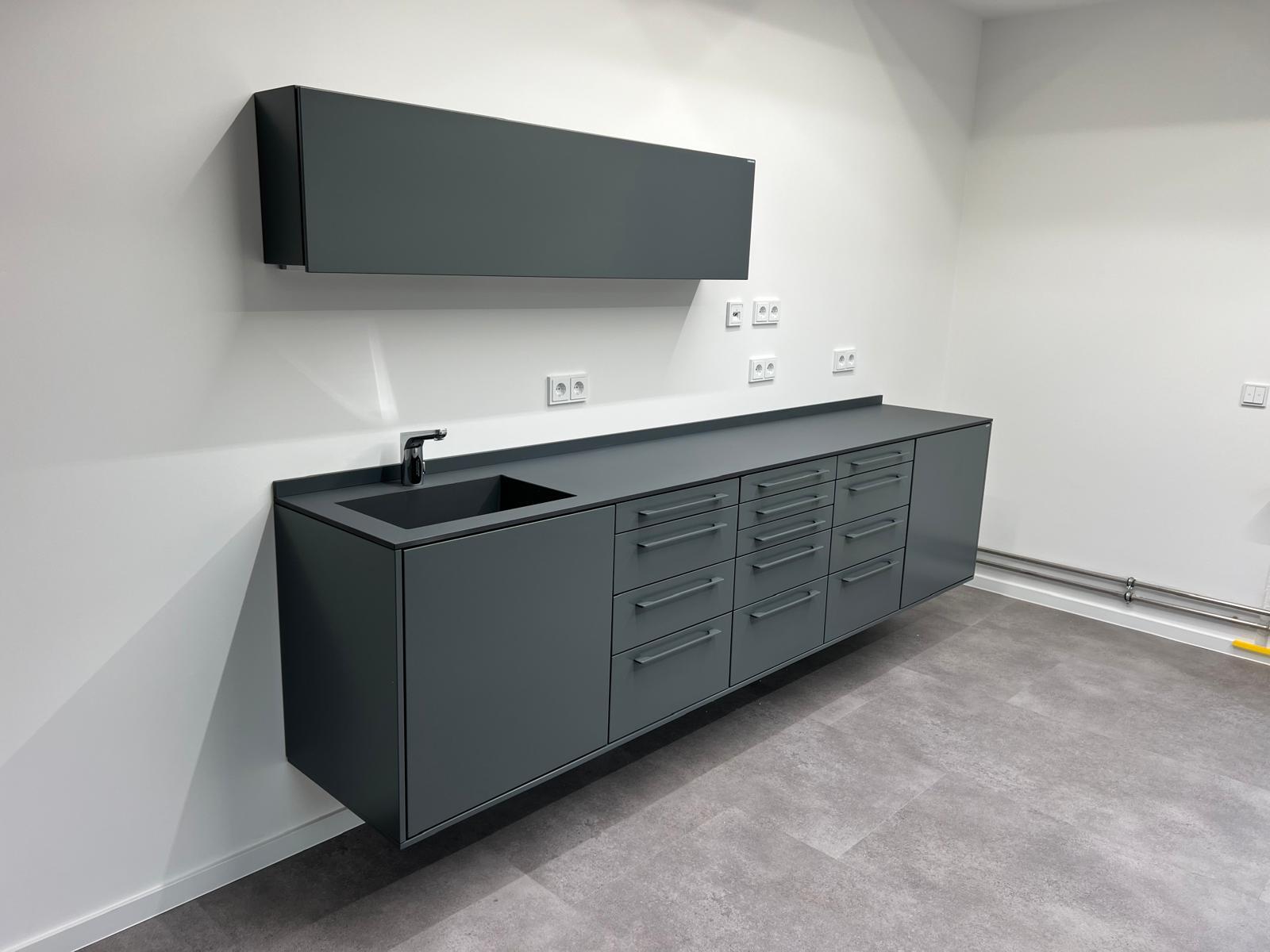 <strong>Edarredo Behandlungszeile aus hochwertigem Stahl</strong><br> e.03 einfarbig